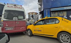 Taksi, dönüş yapan dolmuşa çarptı