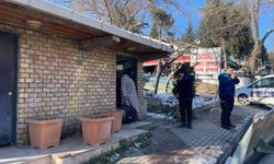 Zabıtadan kaçan kadın dilenci erkekler tuvaletine saklandı