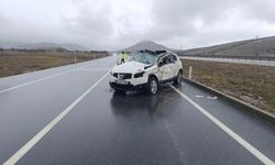 Takla atan otomobilde 3 kişi yaralandı