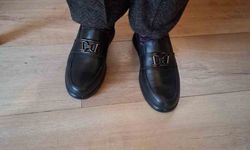 Ayakkabısı olmadığı için terlikle dolaşan yaşlı kadına mahalle muhtarı yardım etti