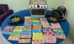 Kumar oynatılan mekana kapıyı ikiye bölerek giren polis, çatıdan kaçmaya çalışanları yakaladı