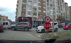 İki aracın çarpışması kameralara yansıdı