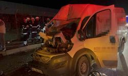 Panelvan araç park halindeki tıra ok gibi saplandı: 2 ağır yaralı