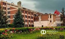 Anadolu Üniversitesi, üniversite ve bölüm fuarlarında öğrenci adaylarının yanında