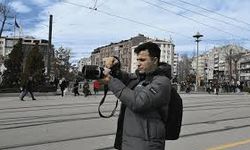 Fotoğrafını çekmek istediği şahıs silah çekti, korku dolu anlar kameraya yansıdı