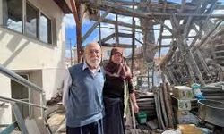 Eskişehir'de ilginç kaza; belediye ekipleri yaşlı çiftin evini adeta başına yıktı