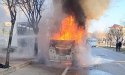 Alevlerin bir anda sardığı minibüsteki yangın paniğe neden oldu