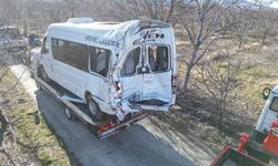 Tır yolcu minibüsüne çarptı: 11 yaralı