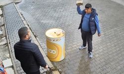 Kavgada eline geçirdiği varil, parke taşı ve masayı karşı tarafın üzerine attı