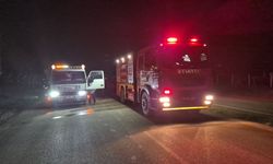 Trafik kazasında tırın altına aldığı otomobil, oto kurtarma aracının üzerinde alev aldı