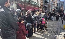 Vatandaşlar indirim için metrelerce kuyruk oluşturdu
