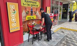 Yedikleri dürümlerin parasını ödemeden kaçan gençler kameraya yansıdı