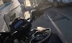 Motosikletli kuryeye arkadan çarpan aracın kaçtığı iddiası