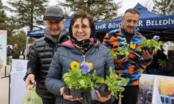 Mezarlıkta Çiçekler Büyükşehirden