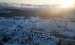 Nisan yağan kar mahalleyi beyaz örtü ile kapladı