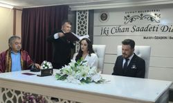 Polis çift, nikaha süsledikleri ekip otosuyla geldi