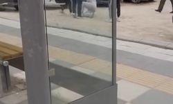 Kızların kavgasını ayıran vatandaşlara bıçakla saldırdı