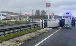 Eskişehir'de ıslak yolda kontrolden çıkan araç yan yattı: 4 yaralı