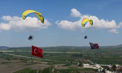 Pilotlar gökyüzünde Türk bayrağı açarak 19 Mayıs Atatürk'ü Anma Gençlik ve Spor Bayramı'nı kutladı
