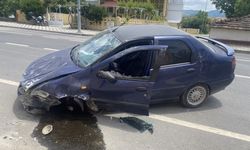 Kontrolden çıkan otomobil önce bir bahçe duvarına, ardından bir eve çarparak durabildi