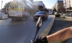 Önce motosikletlinin üzerine kırdı, sonra ters yöne girdi