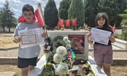 Şehit operatörün çocukaları karnelerinin babalarının kabrine götürdü