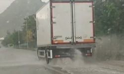 Sivrihisar'da sağanak etkili oldu, sürücüler zor anlar yaşadı