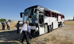 Kütahya-Afyonkarahisar kara yolunda yolcu otobüsü devrildi: 31 yaralı