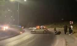 Düştüğü ıslak yolu kayda alırken, kadrajına başka bir kaza girdi