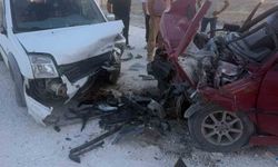 Eskişehir'de iki araç kafa kafaya çarpıştı: 1'i ağır 3 yaralı