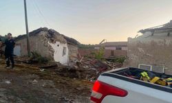 Eskişehir'de yangından dönen itfaiye aracı eve çarptı: 3 itfaiye eri yaralı