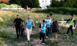 AK Gençlerden Eskişehir'de örnek davranış: Kanlıkavak'ta temizlik mesaisi