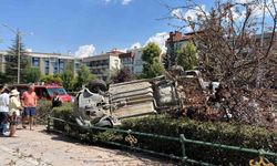 Eskişehir'de araç, çarptığı ağacı devirip takla attı