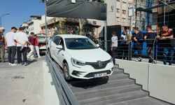 Otomobil marketin merdivenlerinde asılı kaldı