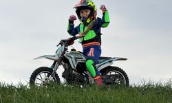 Minik İkra motosiklet ile tepeleri aşıyor, Zayn ile yarışmak istiyor