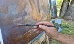 Sadece sergileri gezip resimleri inceleyerek ressam oldu