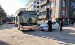 Eskişehir'de belediye otobüsü ile otomobil çarpıştı: 2 öğrenci yaralandı