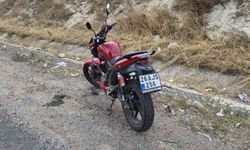 Tekeri kilitlenen motosikletten düşen sürücü yaralandı