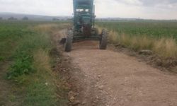 Çamur ve Su Birikintilerine Karşı Sahaya İndiler! İnönü’de Yollar İçin Seferberlik