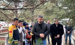 Eskişehir'de görev şehidi sağlık çalışanı kabri başında anıldı
