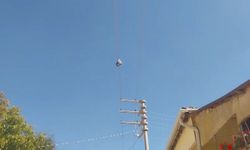 Yıllardır elektrik telinde duran bir çift botun sırrı çözülemiyor