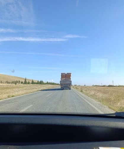 Tırın taşıdığı tuğlalar ile tehlikeli yolculuğu kamerada