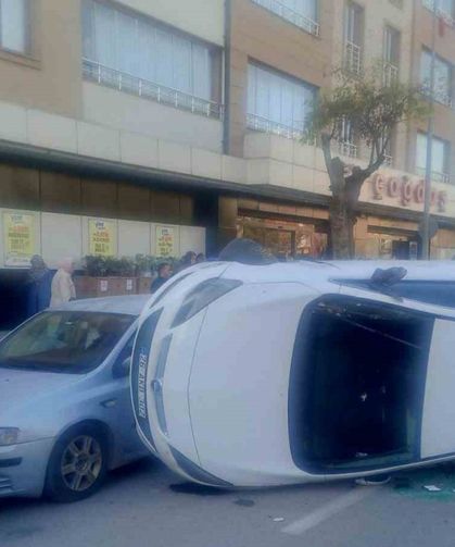 Park halindeki araçlara çarpan otomobil yan yattı: 1 yaralı