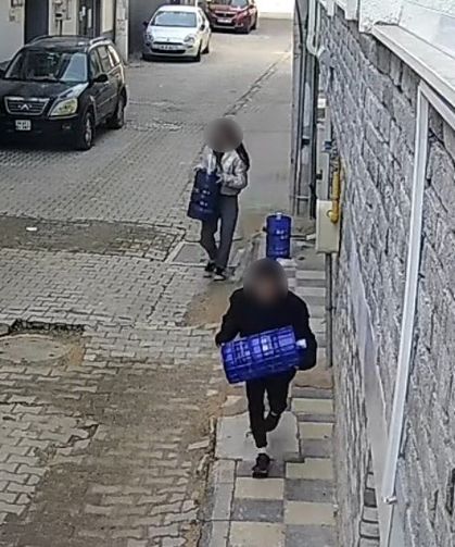 Eskişehir'de 2 çocuk apartman önündeki damacanaları çaldı