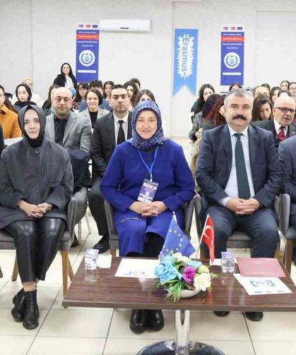 Genç kadınlar dijital dünyada güçleniyor