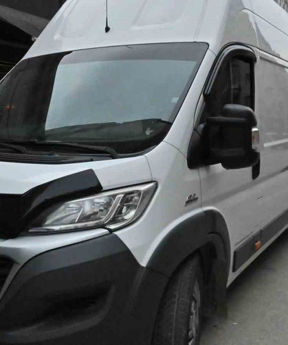 Kamyonet sol şeritte taksiden inen kadının ayağını ezdi