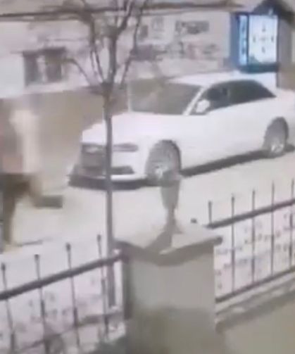 Kuryenin çantasındaki dürümü çalıp koşarak kaçtı