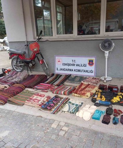 'Mezarcıyız' deyip 20 evi soyan 2 şüpheli yakalandı