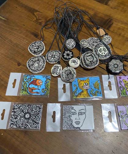 Onun karikatür çizim sevgisi bitmedi