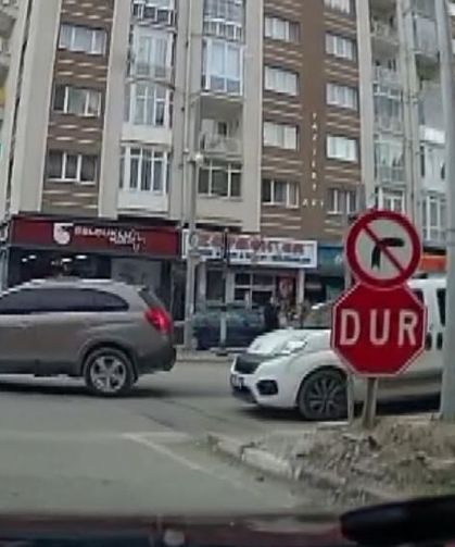 İki aracın çarpışması kameralara yansıdı